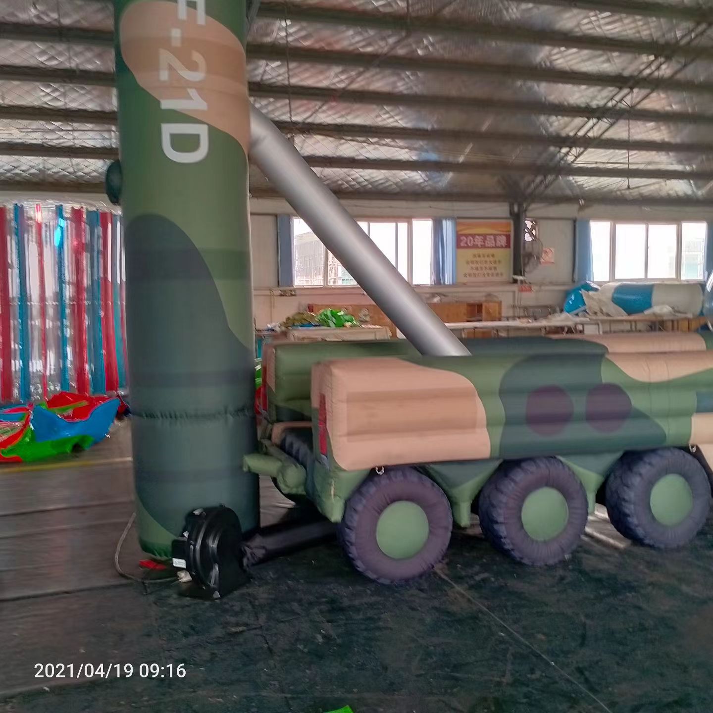 克什克腾军事演习中的充气目标车辆：模拟发射车雷达车坦克飞机
